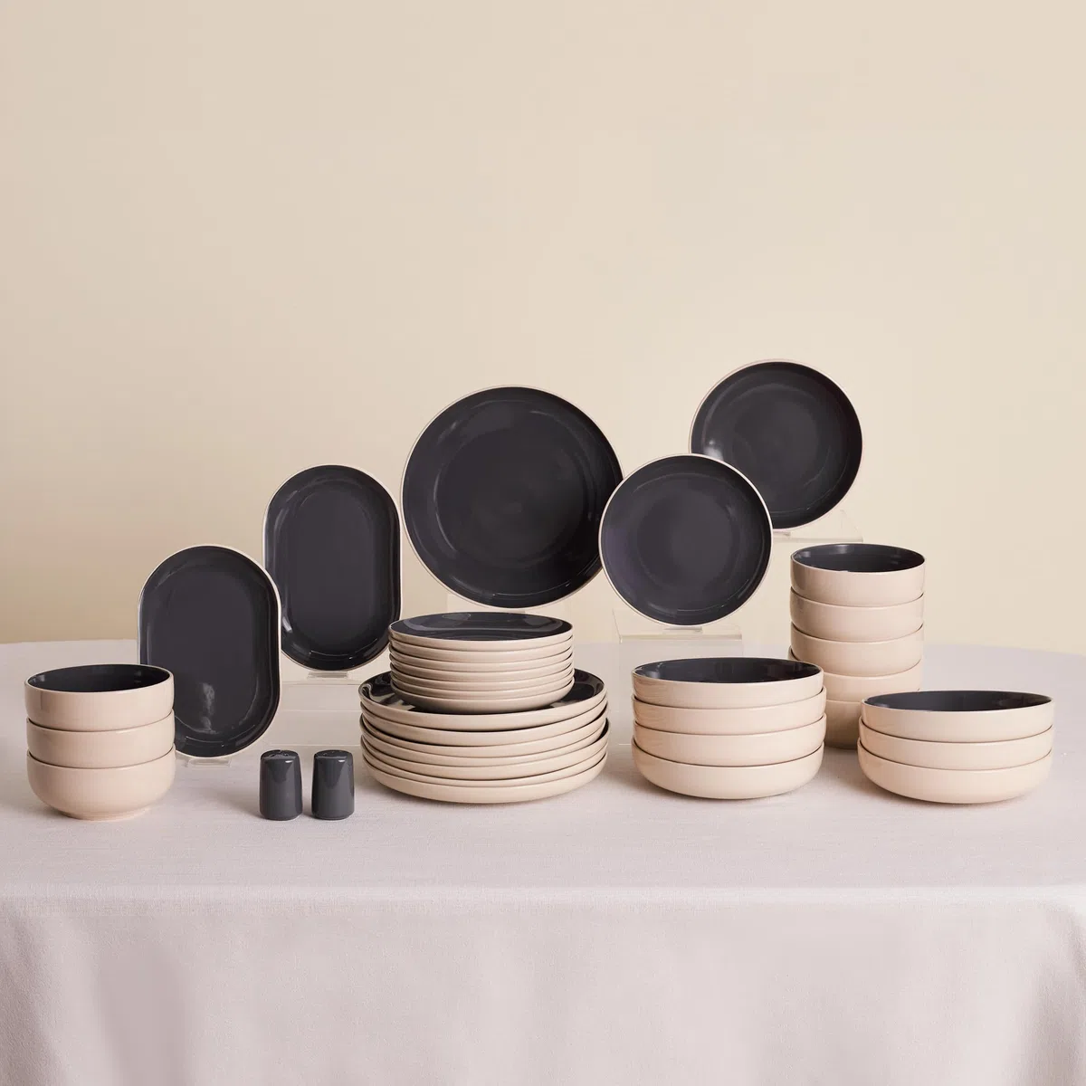 KARACA Terra Geschirrset Basic 36 teilig für 8 Personen Anthrazit, Modernes Steingut Tafelservice Kombiservice, Kratzfestes Teller Set mit Schüsseln, Mikrowellen und Spülmaschinenfest