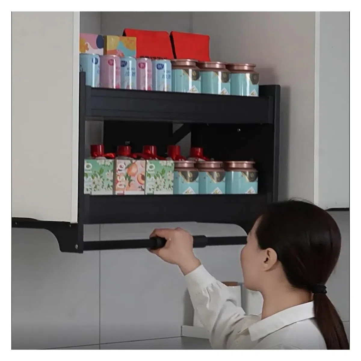 obere küchenschränke zur aufbewahrung Pull Down Regal Obere Küche Wandschrank Storage Organizer, Oberes Küchenregal aus Metall mit Lift mit Komfort-Griff, Großes Fassungsvermögen(66x26x53cm/26x10.2x20